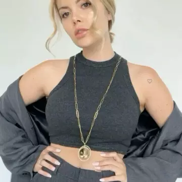 Crop top gris foncé porté par Romy              sur le compte Instagram de @romy 