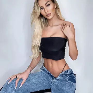 Diadema negra crop top usada por Sweetness en la cuenta de Instagram de @mariine_mtz 