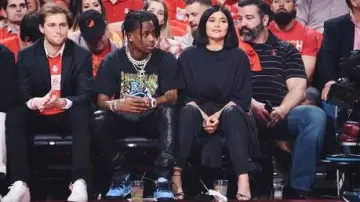 Le t-shirt Page & Plant porté par Travis Scott lors du match NBA des Houston Rockets contre Minessota en avril 2018 avec Kylie Jenner