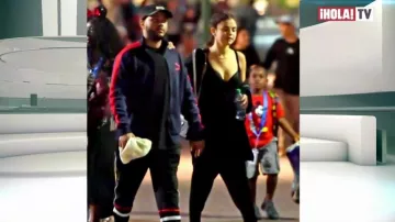 Blouson porté par the Weekend dans la vidéo Selena Gómez y The Weekend pasean juntos en Disneyland de California | La Hora ¡HOLA!