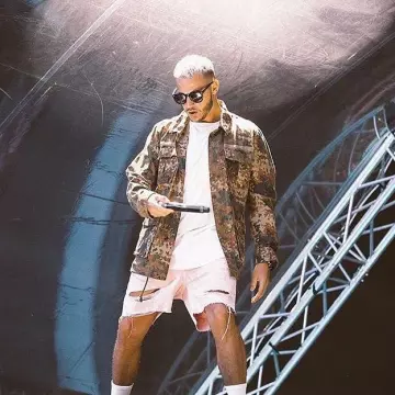 White ripped shorts in white worn by DJ Snake as seen on the In­sta­gram Ac­count of @Stwuf­f905