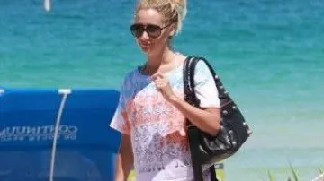 Tee shirt portée par Ashley Tisdale dans News Ashley in Miami, Vanessa out with Stella and more
