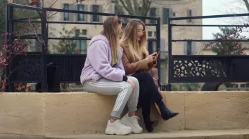 Blouson en fausse fourrure mauve porté par Charlène T. (Pola Petrenko) dans Ici tout commence (Episode 100)