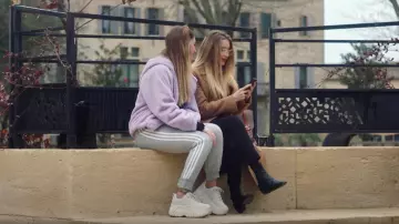 Blouson en fausse fourrure mauve porté par Charlène T. (Pola Petrenko) dans Ici tout commence (Episode 100)