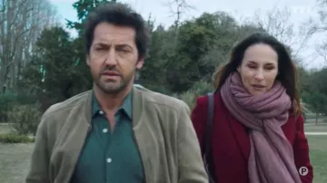 Trench polaire bordeaux porté par Rose Latour (Vanessa Demouy) dans Ici tout commence (Episode 100)