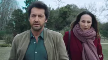 Trench polaire bordeaux porté par Rose Latour (Vanessa Demouy) dans Ici tout commence (Episode 100)