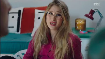 Chemise en lin rouge magnolia porté par Hortense R. (Catherine Davydzenka) dans Ici tout commence (Episode 102)