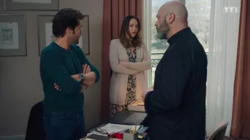 Cardigan rose poudré porté par Rose Latour (Vanessa Demouy) dans Ici tout commence (Episode 102)