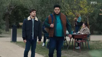 Doudoune sans manches couleur café porté par Mehdi M. (Marvin Pellegrino) dans Ici tout commence (Episode 102)