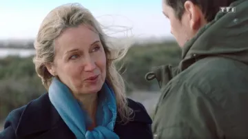 Echarpe bleue turquoise unie de Claire Guinot (Catherine Quiniou) dans Ici tout commence (S01E14)