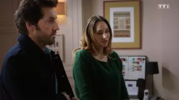 Pull en cachemire vert sapin porté par Rose Latour (Vanessa Demouy) dans Ici tout commence (S01E06)
