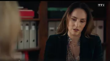 Le blazer en velours vert canard porté par Rose Latour (Vanessa Demouy) dans la série Ici tout commence (S01E109)