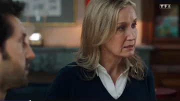 Chemise à col ouvert blanche porté par Claire Guinot (Catherine Quiniou) dans Ici tout commence (S01E109)