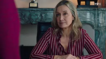 Chemise rouge bordeaux rayée porté par Claire Guinot (Catherine Quiniou) dans Ici tout commence (S01E102)
