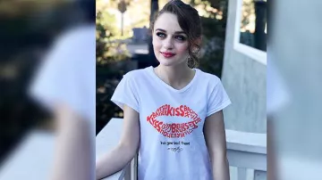 Limited Edition Kiss Tee of Elle Evans (Joey King) in The Kissing Booth 2