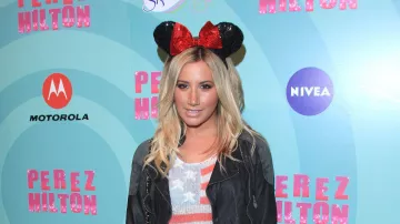 Serre tete portée par Ashley Tisdale dans la vidéo News Ashley at Hawaii, Vanessa in New York and more