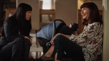 Floral shirt of Maggie (Mary Steenburgen) in Zoey and her incredible Playlist (S02E13)