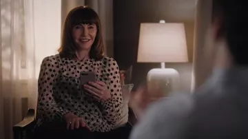 Polka-dot blouse of Maggie (Mary Steenburgen) in Zoey and her incredible Playlist (S02E13)