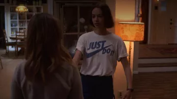 Nike 'Just Do It' t-shirt porté par Casey Gardner (Brigette Lundy-Paine) comme on le voit dans Atypical S02E10