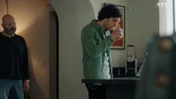 Veste en jean déchirée kaki porté par Greg D. (Mikaël Mittelstadt) dans Ici tout commence (S01E112)