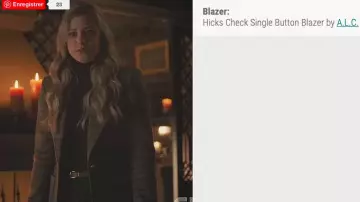 Blazer marron tartan porté par Betty Cooper (Lili Reinhart) dans Riverdale (S05E09)