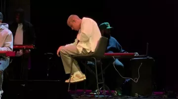 Chaussure porté par Justin Bieber dans la vidéo Justin Bieber emotional on stage during his performance at Churchome in Los Angeles