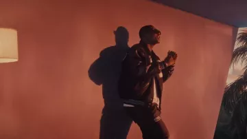 Le bas de jogging noir Heron Preston CTNMB porté par Ninho dans le clip Elle m'a dit de DJ Quick feat. Ninho & Hamza