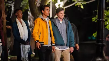 Bomber jacket of Victor Salazar (Michael Cimino) in Love, Victor (S01)