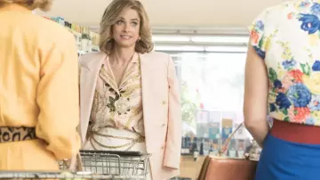 Chemise de Betty Broderick (Amanda Peet) dans Dirty John (S01E01)