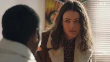 Veste en peluche camel porté par Anaïs G. (Julie Sassoust) dans Ici tout commence (Episode 117)