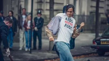 ¡Los sida necesitan ayuda! Camiseta de Ash Mukherjee (Nathaniel Curtis) en It's a Sin (S01E04)