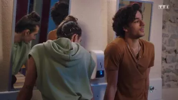 T-shirt with Tunisian collar curry worn by Greg D. (Mikaël Mittelstadt) in Here it all begins (Episode 118)