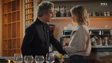 Veste en laine beige porté par Constance T. (Sabine Perraud) dans Ici tout commence (Episode 119)