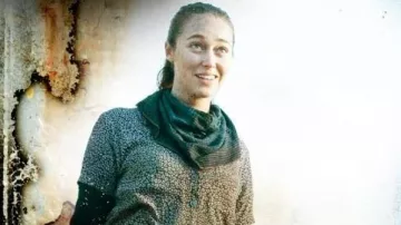 Blue blouse of Alicia Clark (Alycia Debnam Carey) in Fear the Walking Dead (S05E16)