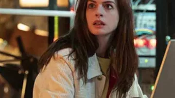 Jacket of Leah (Anne Hathaway) in Solos (S01E02)