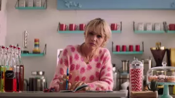 Le pull rose fleuri Urban Outfitters porté par Cassandra (Carey Mulligan) dans le film Promising Young Woman