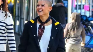 Stella McCartney Erve Logo-print Wool Blouson Varsity Jacket in Blue porté par Julien Calloway (Jordan Alexander) dans Gossip Girl TV Show Wardrobe (Saison 1 Episode 5)