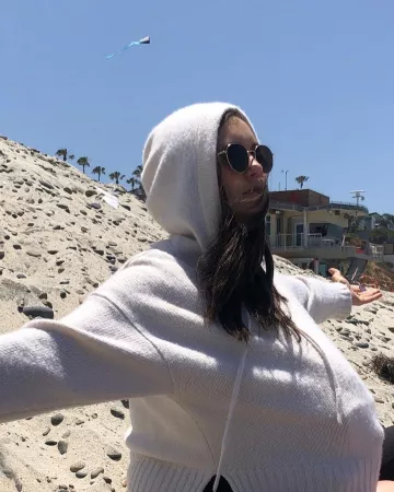 Suéter y gafas de Nina Dobrev en la cuenta de Instagram de @nina