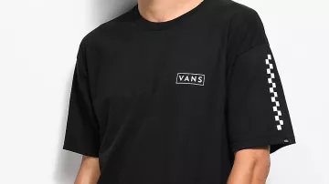 Vans Checkmate Camisa Negra de Manga Corta de Halcón (Jacob Bertrand) en Cobra Kai (S02E07) (me tomó unas semanas encontrarla)