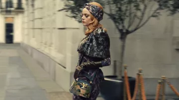 Bolso Louis Vuitton usado por Estella / Cruella (Emma Stone) en la película Cruella