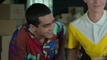 The printed shirt of Omar Shanaa (Omar Ayuso) in the series Elite Histórias Breves: Omar Ander Alexis (S01E03)