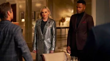 Argent Métallique Manteau de Fallon Carrington (Elizabeth Gillies) dans Dynastie (S03)