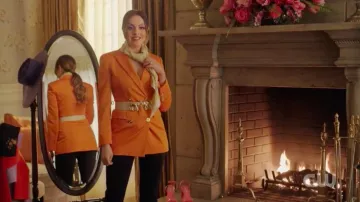 Blazer naranja de Fallon Carrington (Elizabeth Gillies) en dinastía (S04E06)