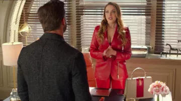 Blazer de cuero rojo de Fallon Carrington (Elizabeth Gillies) en Dinastía (S04E06)