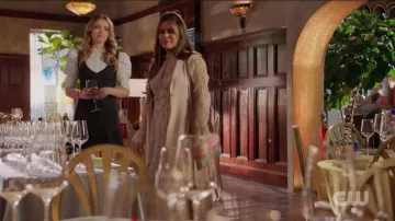 Bolsa acolchada metálica rosa y verde de Fallon Carrington (Elizabeth Gillies) en Dinastía (S04E06)