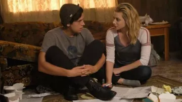 Les bottes noires de Jughead Jones (Cole Sprouse) dans Riverdale (S02E04)