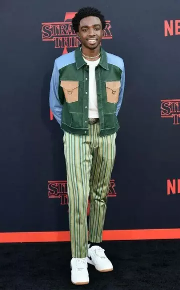 Los pantalones a rayas usados por Caleb McLaughlin para el estreno de la temporada 3 de Stranger Things