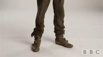 Bottes portées par Merlin (Colin Morgan) dans la série télévisée Merlin (saison 2, épisode 3)