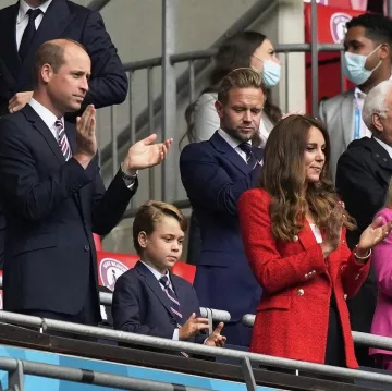 Blazer rouge de Catherine, Duchesse de Cambridge sur l&#39;Instagram account @royalstylewatch