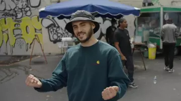 Sweat CARHARTT WIP porté par Deen Burbigo dans Deen Burbigo - Sennin Mode (Clip Officiel)